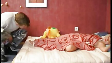 Çaresiz genç banyoda lezbiyen porno kızlar