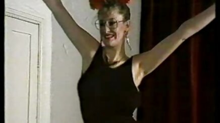 Kısa sarışın bir porno lezbiyen sex horoz ile dolu,