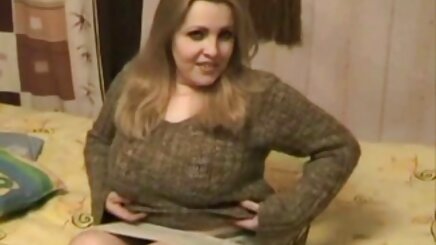 Eğlenceli genç öğrenci sarışın lezbiyen porno dersleri için pedagojik öğretmen!