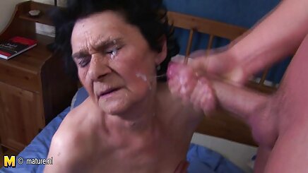 Masanın sex yapan lezler üzerinde masaj seks